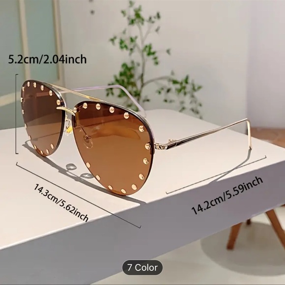 Golden Studded sunglasses - Picture 2 of 2